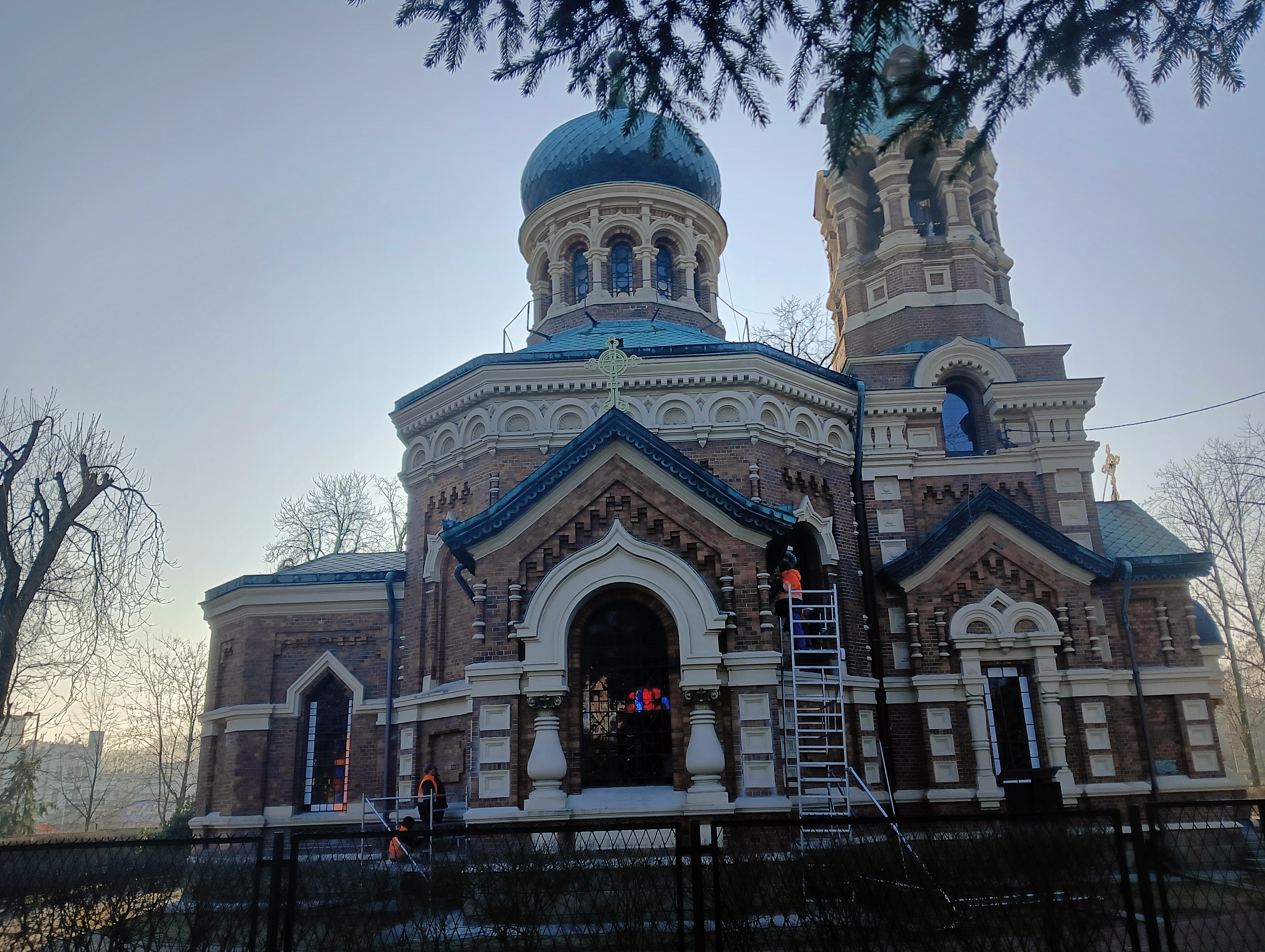 Trwają prace przy konserwacji zabytkowej elewacji cerkwi prawosławnej w Sosnowcu.